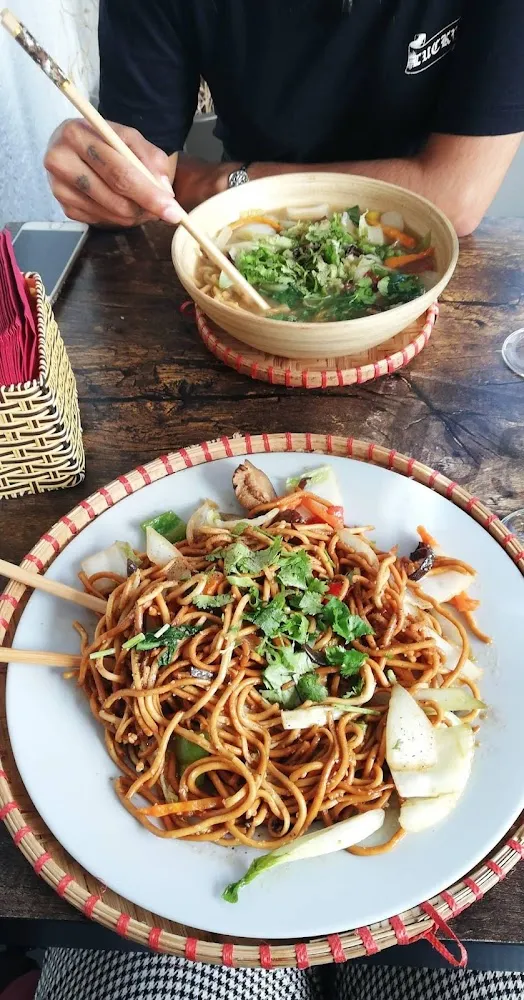 Sauté de Pâtes Jaunes Aux Légumes Frais